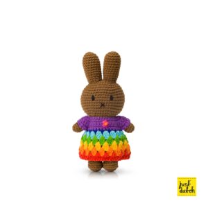 nina handmade en haar heldere regenboog jurk