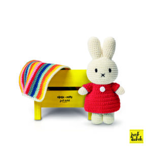 geel bed + handmade deken & matras