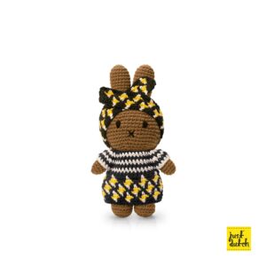 nina handmade en haar zwarte afro outfit